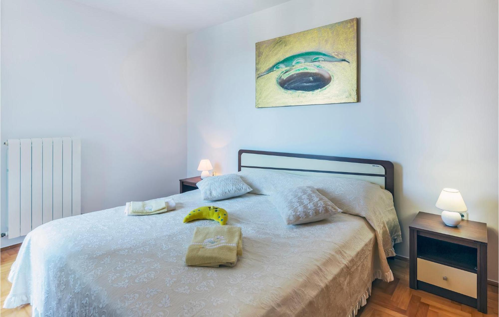 1 Bedroom Beautiful Apartment In 普拉 外观 照片