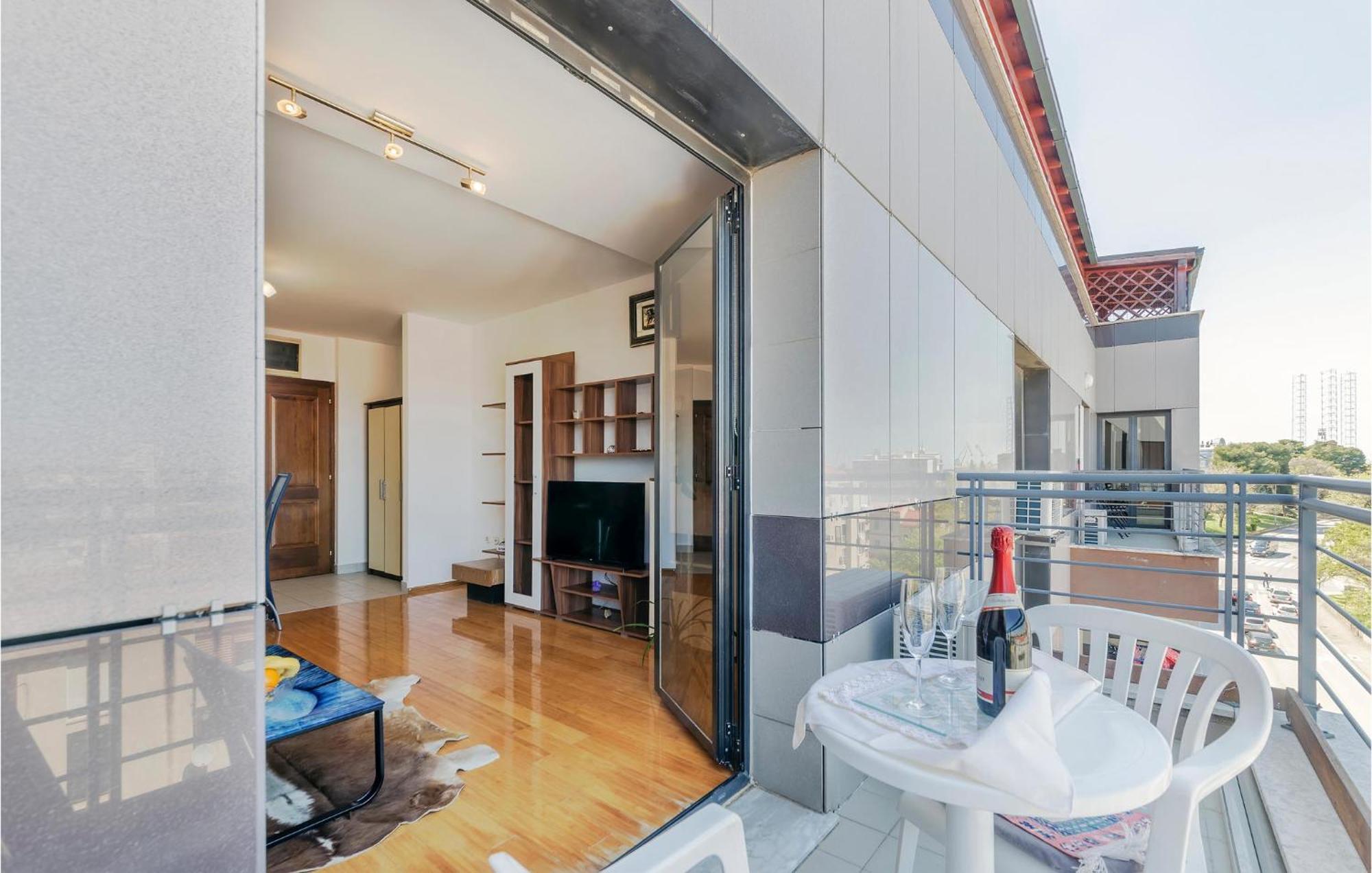 1 Bedroom Beautiful Apartment In 普拉 外观 照片