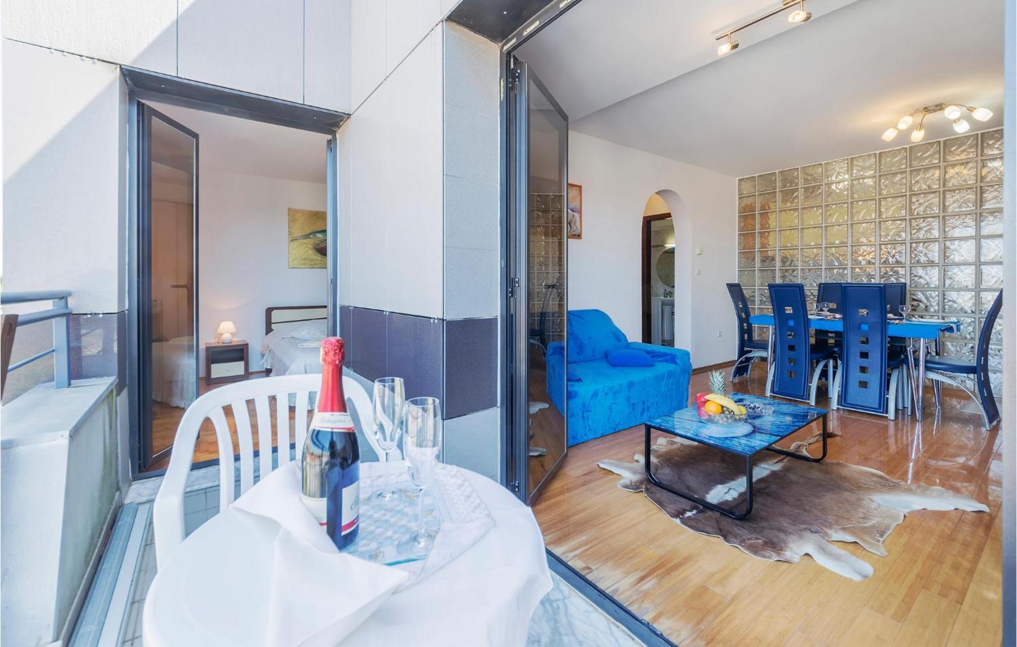 1 Bedroom Beautiful Apartment In 普拉 外观 照片