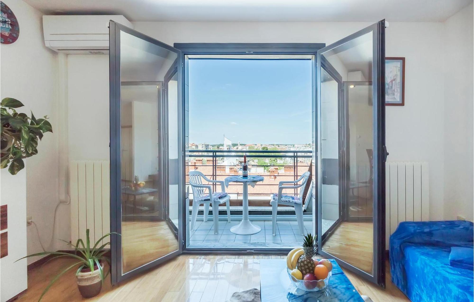 1 Bedroom Beautiful Apartment In 普拉 外观 照片
