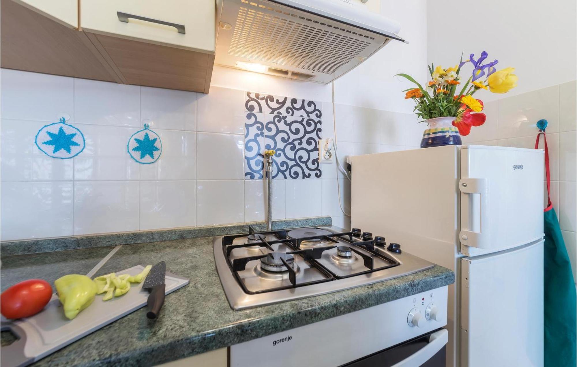 1 Bedroom Beautiful Apartment In 普拉 外观 照片